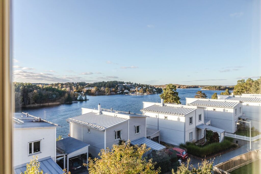 13. Stenbelagd grillplats ingang port Hasselby Vinsta