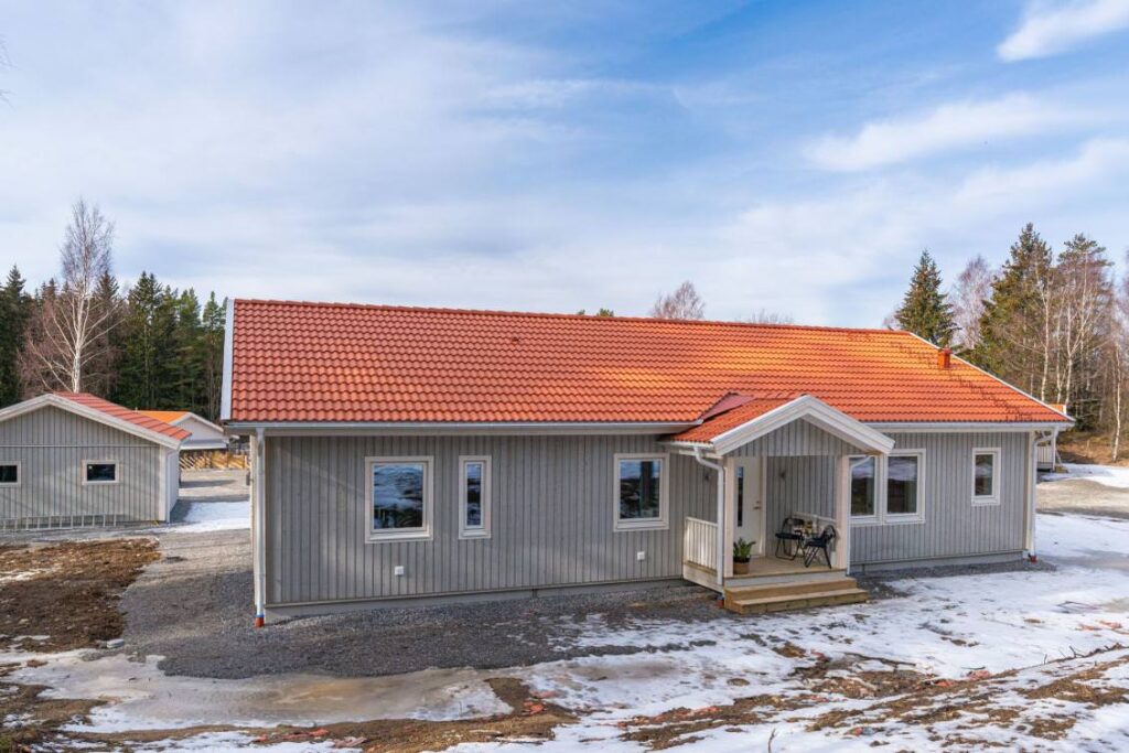 7. Asfalterad infart villa Marieberg Fredhall