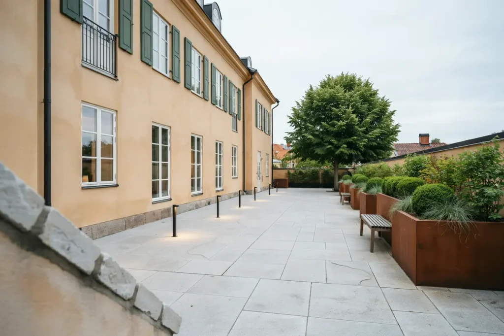 renovering av innerg rd med planteringsytor och belysning i hersby liding